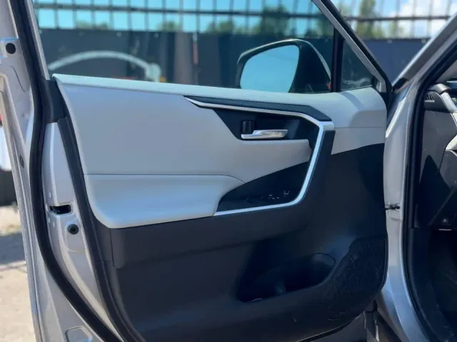 Toyota RAV4 - фото 2