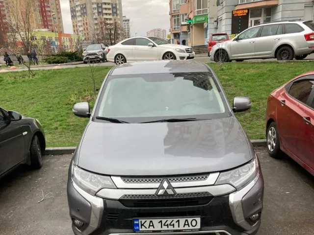 Mitsubishi Outlander - фото 1