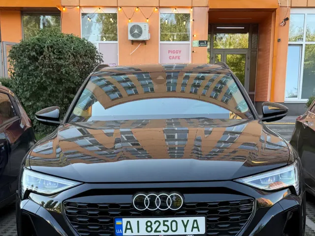 Audi Q8 e-tron - фото 1