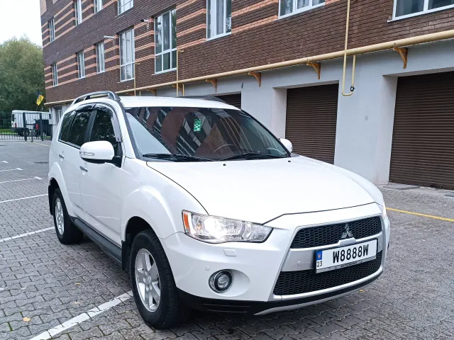 Mitsubishi Outlander - фото 1