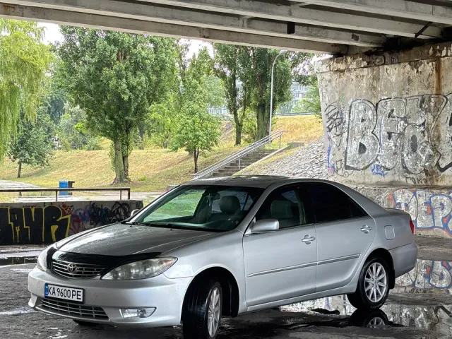 Toyota Camry - фото 1