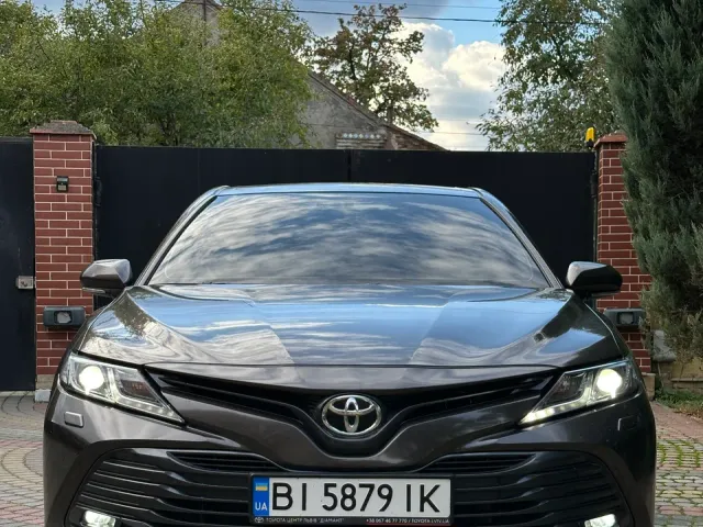 Toyota Camry - фото 1