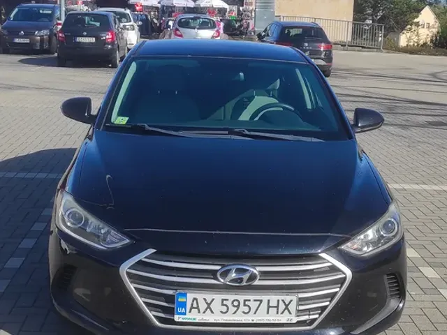 Hyundai Elantra - фото 1