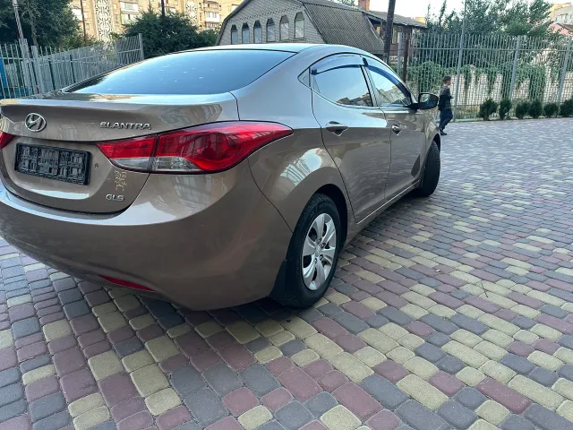 Hyundai Elantra - фото 4