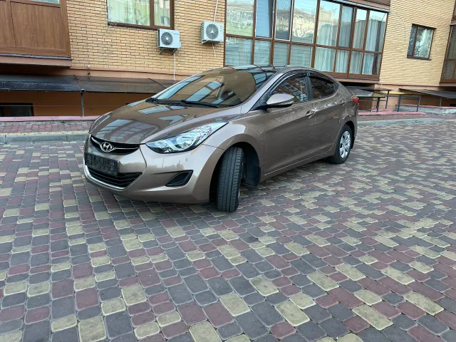 Hyundai Elantra - фото 1