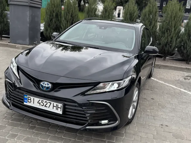 Toyota Camry - фото 1