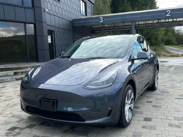 Tesla Model Y - фото 1