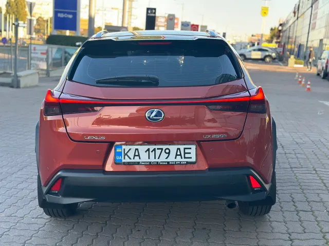 Lexus UX - фото 2