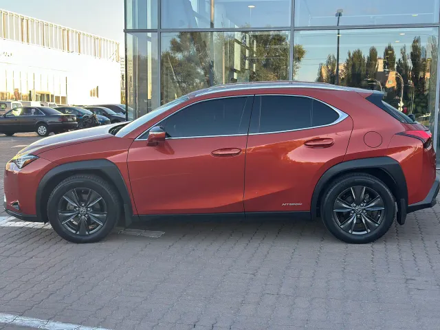 Lexus UX - фото 3