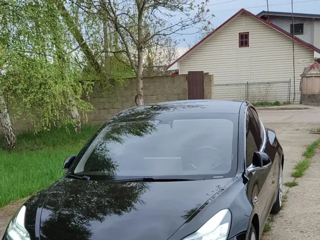 Tesla Model 3 - фото 1
