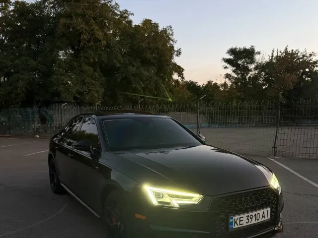 Audi A4 - фото 1