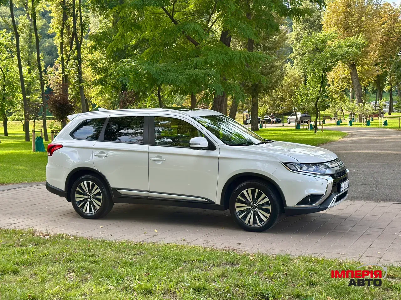 Mitsubishi Outlander - фото 1