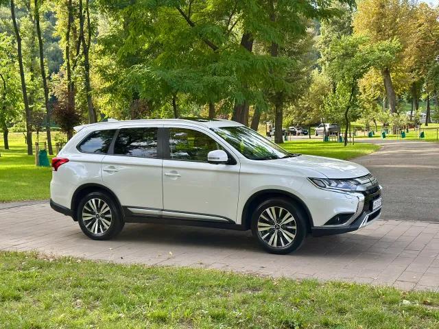 Mitsubishi Outlander - фото 1