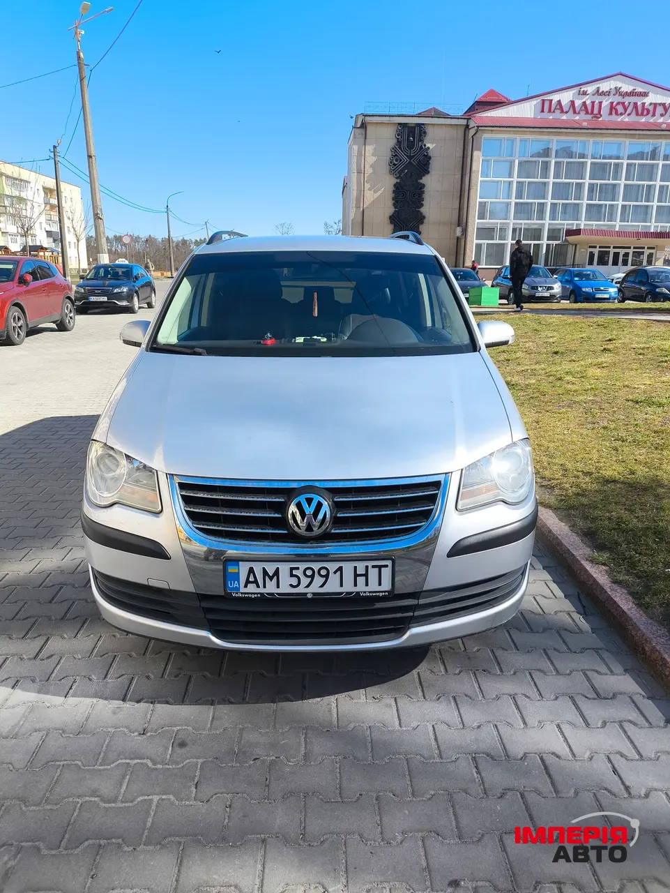 Volkswagen Touran - фото 1