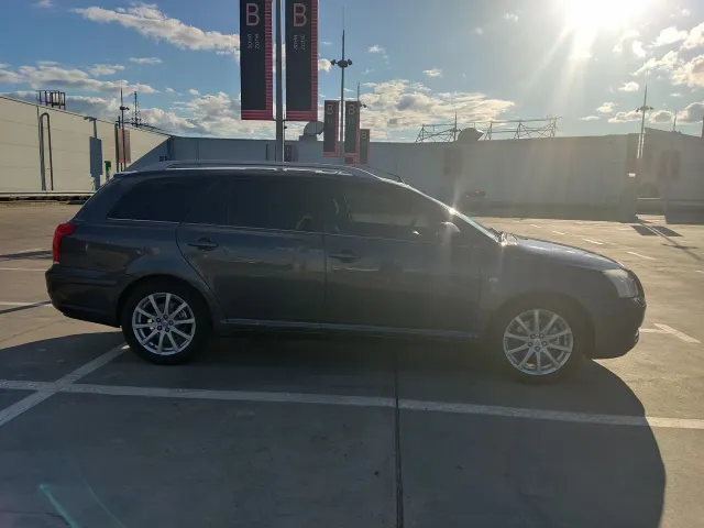 Toyota Avensis - фото 3