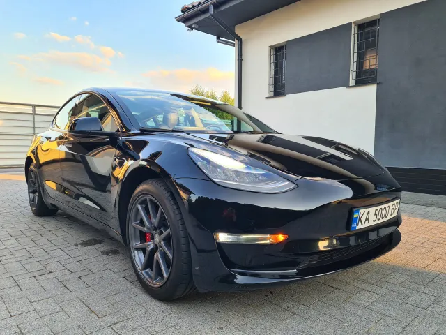 Tesla Model 3 - фото 1