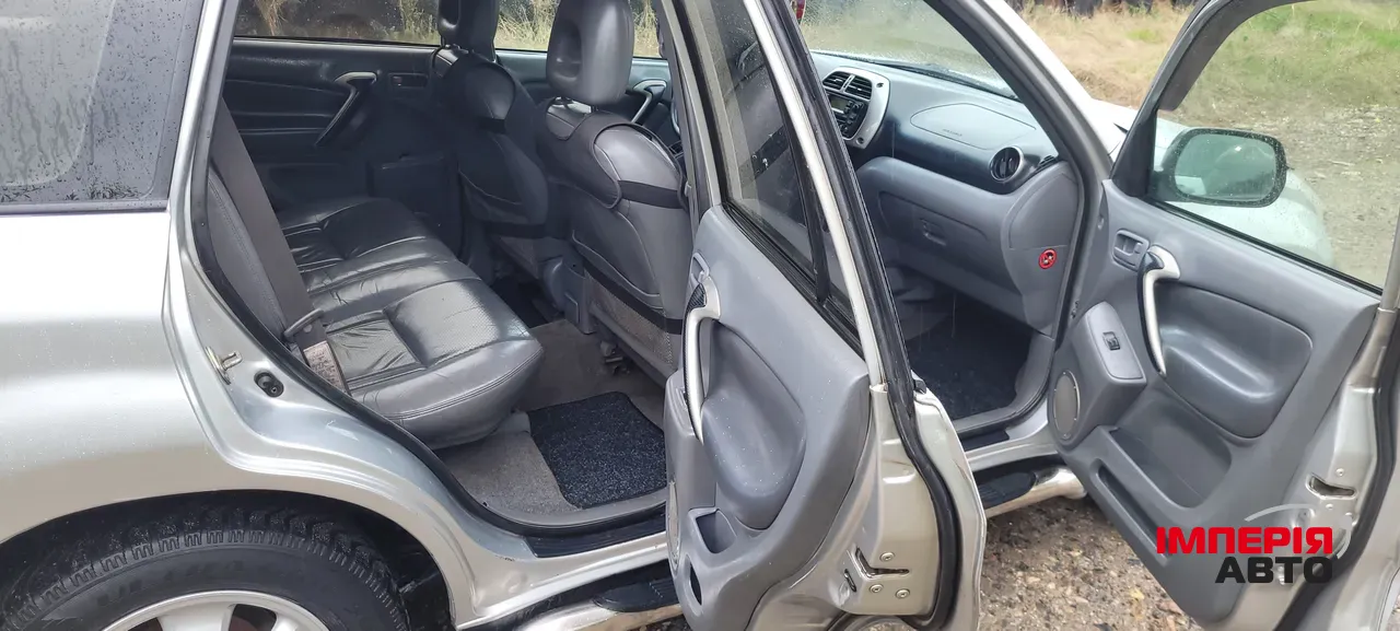 Toyota RAV4 - фото 1