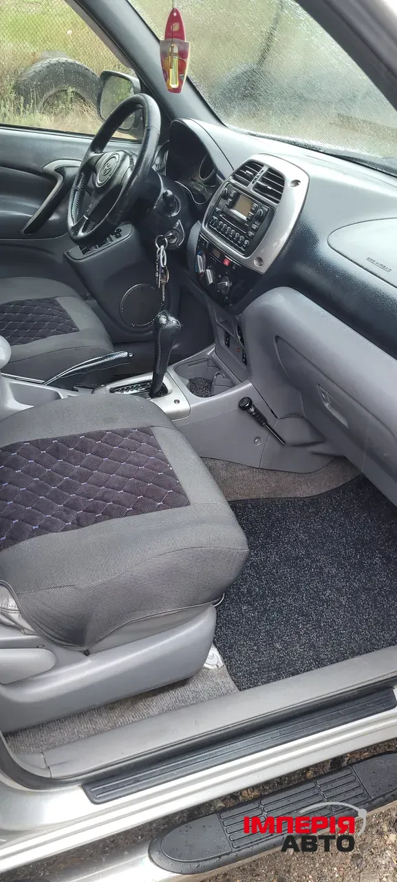 Toyota RAV4 - фото 3
