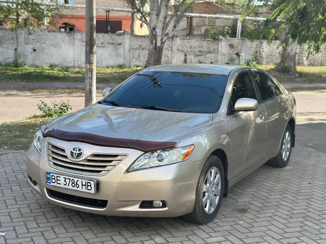 Toyota Camry - фото 1