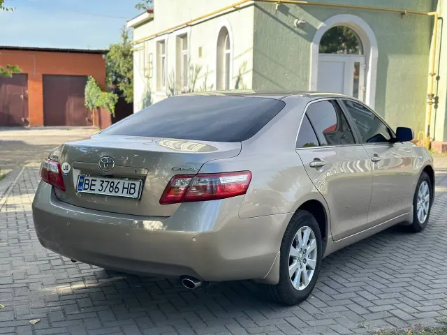 Toyota Camry - фото 3