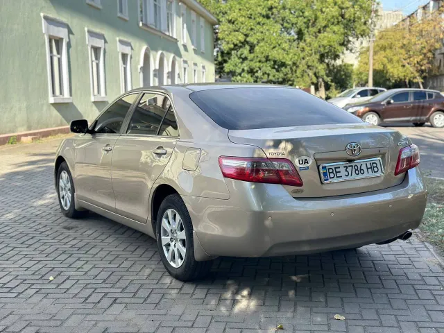 Toyota Camry - фото 4