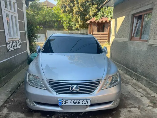 Lexus LS - фото 1