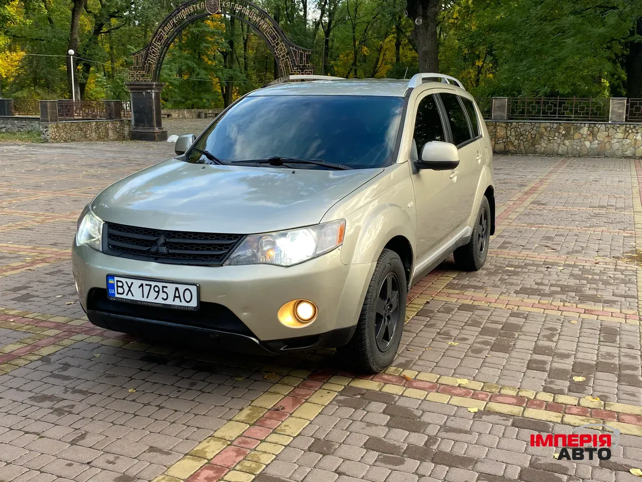 Mitsubishi Outlander - фото 1