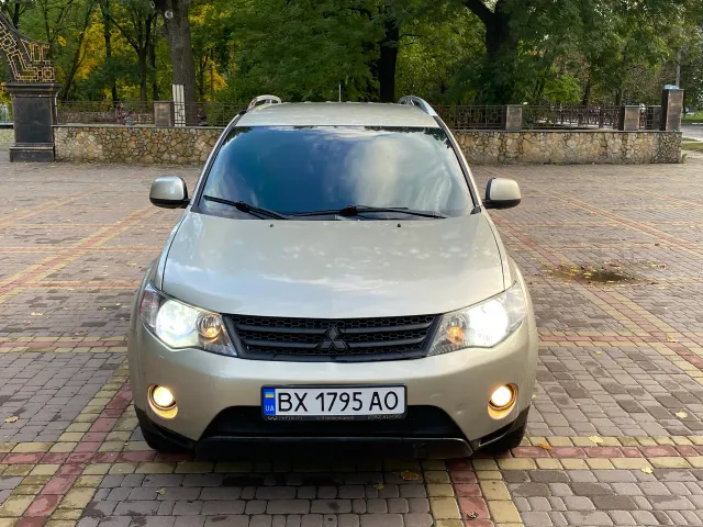 Mitsubishi Outlander - фото 2