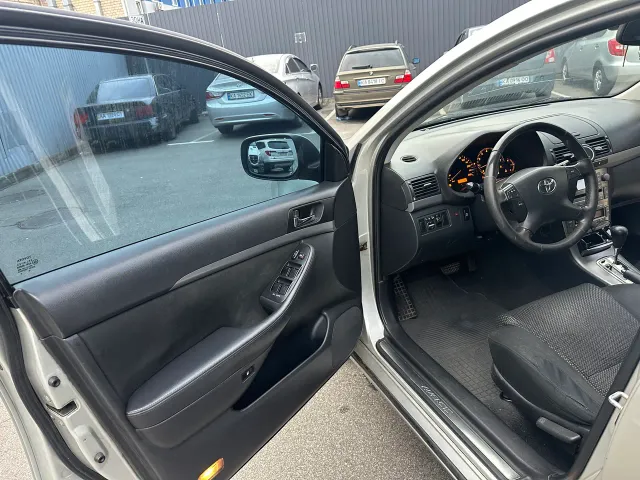 Toyota Avensis - фото 4