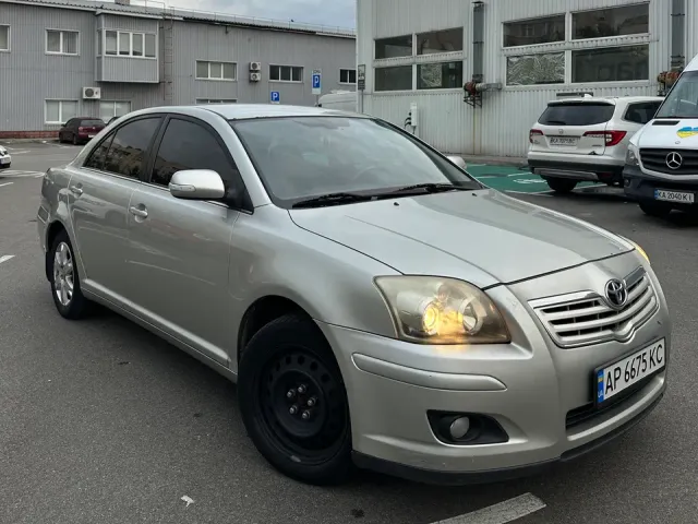 Toyota Avensis - фото 1
