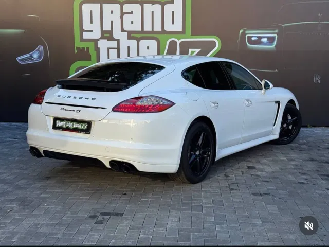Porsche Panamera - фото 1