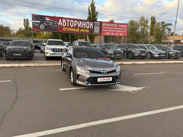 Toyota Camry - фото 1