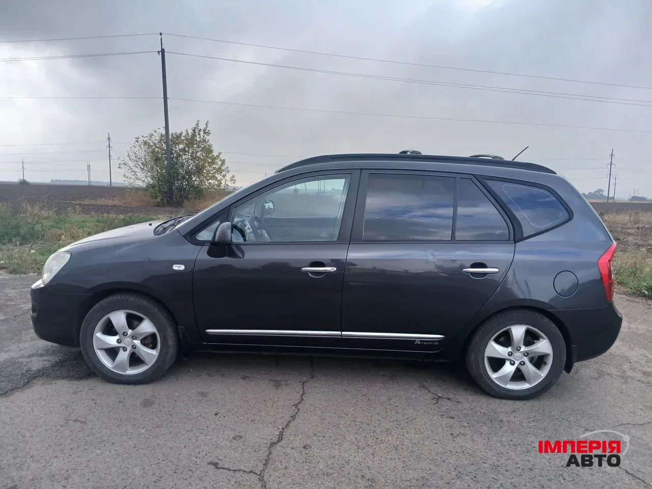 Kia Carens - фото 1