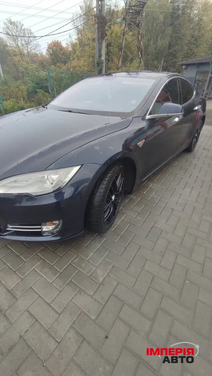 Tesla Model S - фото 1