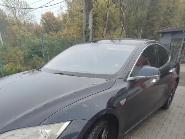 Tesla Model S - фото 1