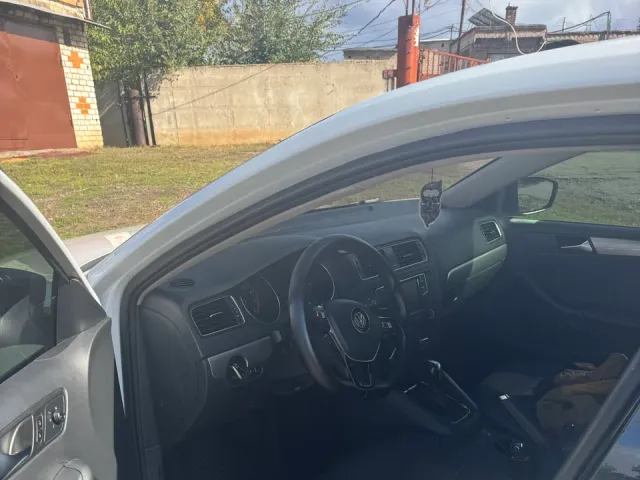 Volkswagen Jetta - фото 2