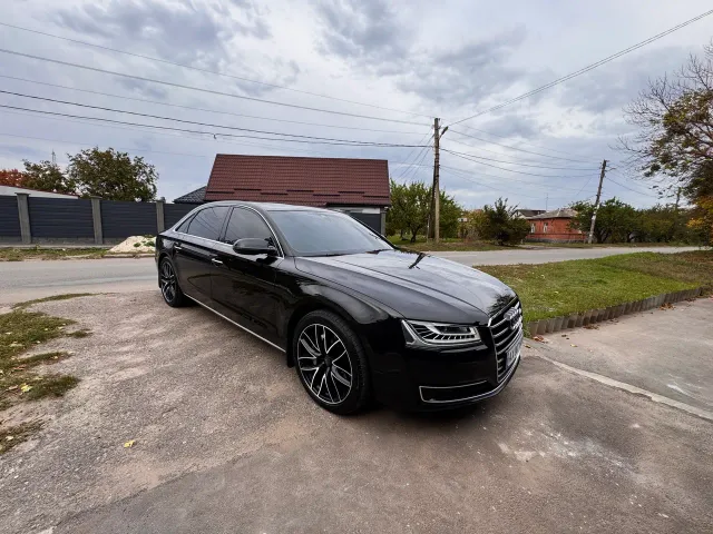 Audi A8 - фото 1