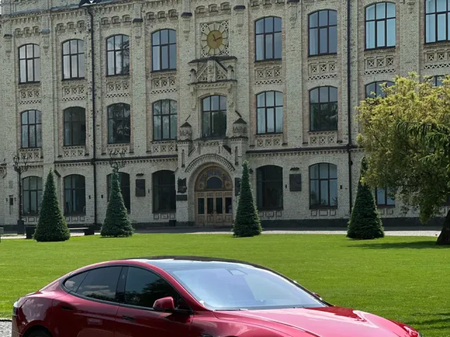 Tesla Model S - фото 1