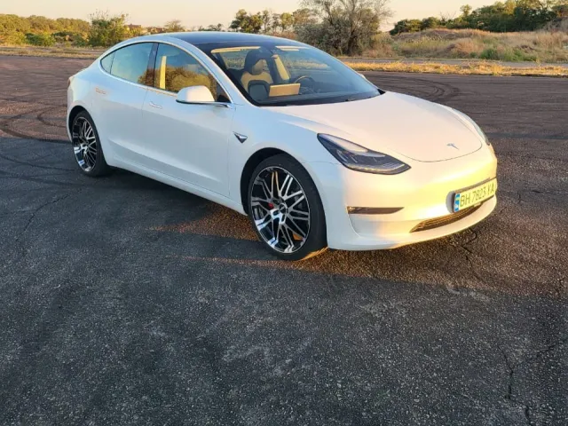 Tesla Model 3 - фото 1
