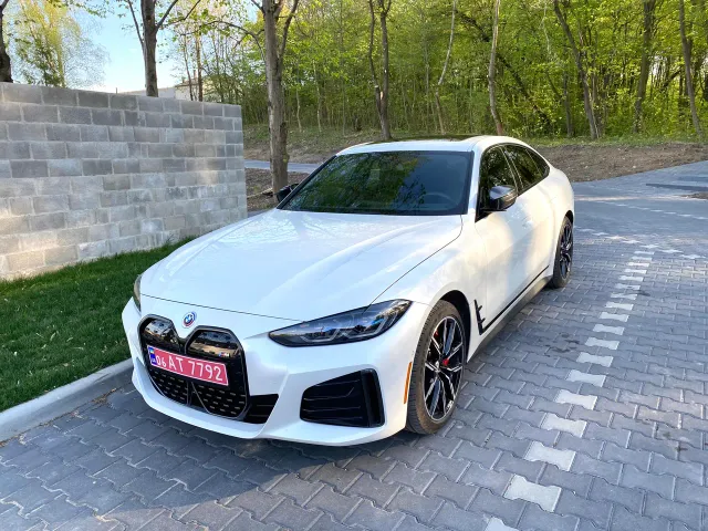 BMW i4 - фото 1