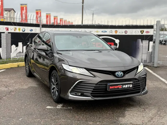 Toyota Camry - фото 1