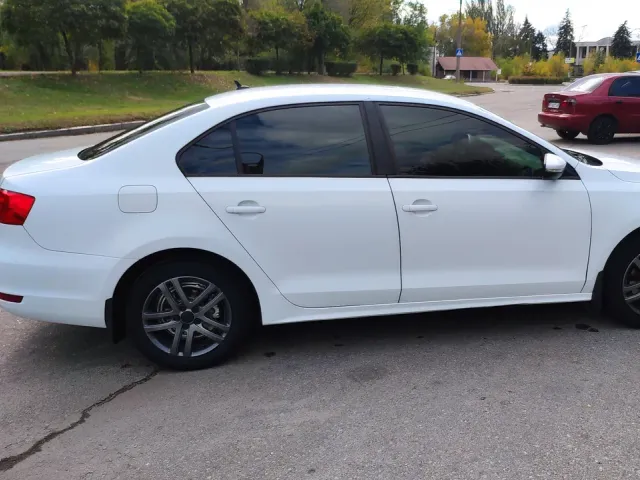 Volkswagen Jetta - фото 2