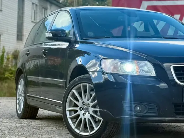 Volvo V50 - фото 1