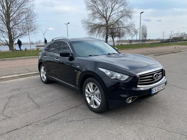 Infiniti QX70 - фото 1