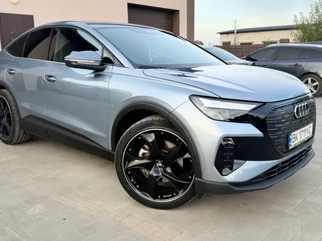 Audi Q4 Sportback e-tron - фото 1