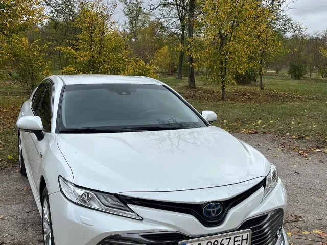 Toyota Camry - фото 1
