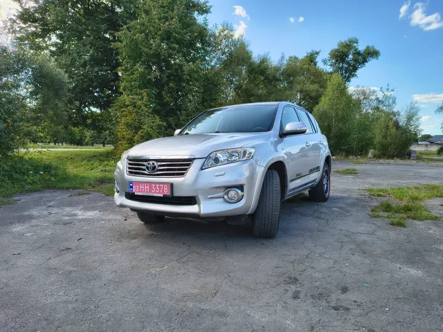 Toyota RAV4 - фото 1