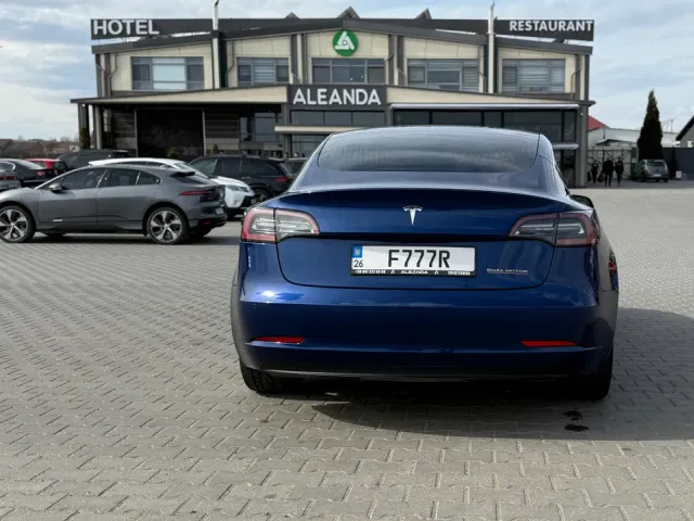Tesla Model 3 - фото 3