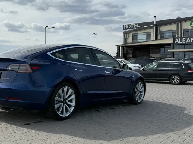 Tesla Model 3 - фото 5