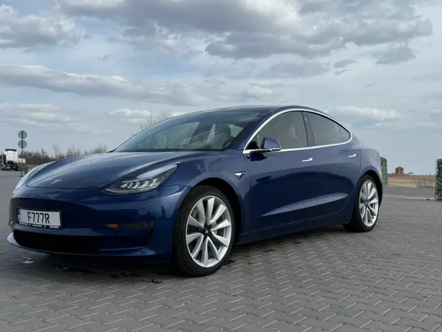 Tesla Model 3 - фото 1